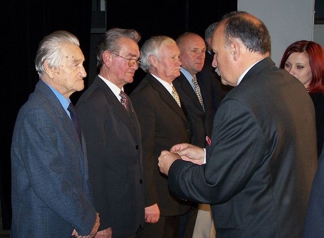 Podczas obchodów jubileuszu 80-lecia KSZO A. Kierysz (pierwszy z lewej) otrzymał Złotą Odznakę Ministra Sportu i Turystyki.