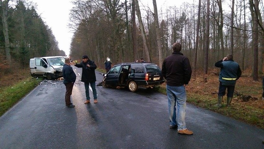 Wypadek busa koło Trzebiatowa. Droga nr 102 zablokowana