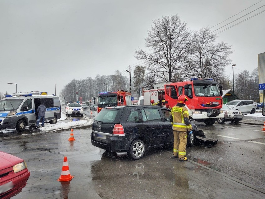 Nowy Sącz. Zderzenie trzech aut zablokowało ul. Lwowską przy wjeździe do Lidla