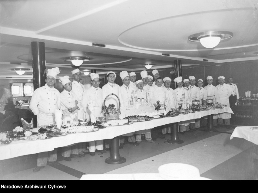 Rok 1936. Kuchmistrzowie przy udekorowanym stole w sali...