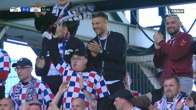 Po meczu Lukas Podolski razem z kibicami z KKN oklaskiwał kolegów.