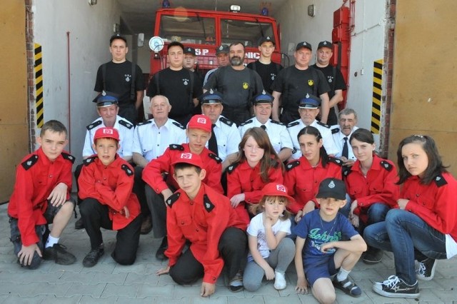 Trzy pokolenia strażaków z Klenicy przyszły pod remizę, żeby pochwalić się dorobkiem i ustawić do rodzinnego zdjęcia dla "GL&#8221;