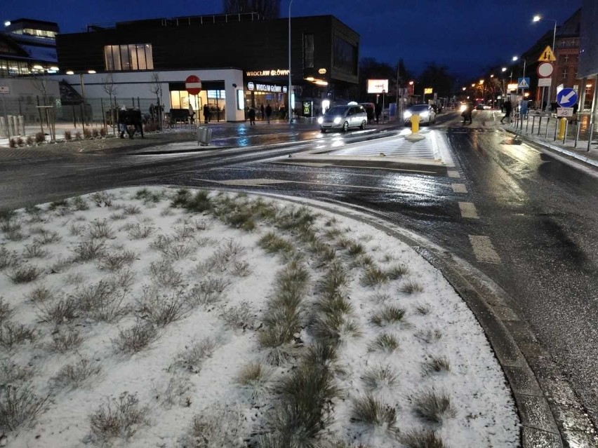 Śnieżyca we Wrocławiu. Nagła zmiana pogody i fatalna sytuacja na drogach Dolnego Śląska [ZDJĘCIA]