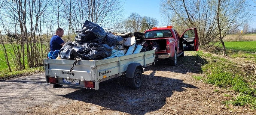 9 kontenerów śmieci zebrano podczas akcji w gminie Cedry...