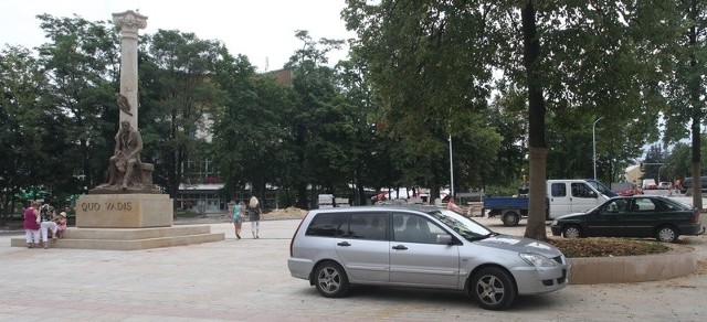 Na placu, przy pomniku Sienkiewicza w Kielcach, codziennie pojawiają się samochody, co niepokoi kielczan.