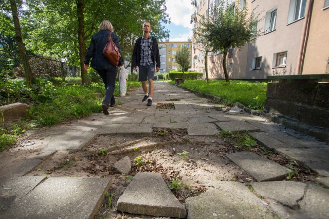 Takie chodniki to „słupska specjalność”, nic więc dziwnego, że denerwuje to mieszkańców miasta.