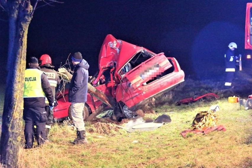 Tragiczny wypadek w Warszkowie 07.03.2020. Samochód wypadł z drogi. Zginęła młoda kobieta. Resztę pasażerów zabrano do szpitala [ZDJĘCIA] 