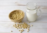 Mleko sojowe – właściwości zdrowotne i wartości odżywcze roślinnego napoju. Przepis na mleko sojowe do przygotowania w domu