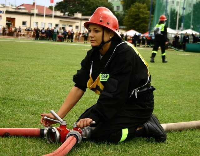 Kobiety startują w zawodach strażackich tak samo jak mężczyźni. 