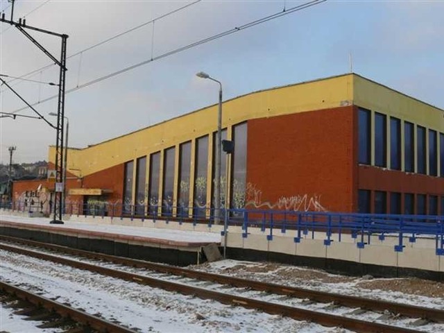 Dworzec w Starachowicach dolnych, jest nieczynny, nie działają w nim kasy, informacja, nie ma także toalet.