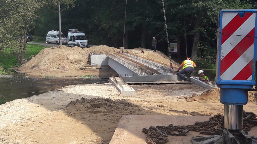 W Kępicach 450-tonowy dźwig stawia nowy most (zdjęcia)