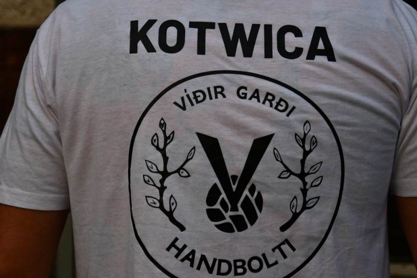 Islandzka drużyna Vidir Gardi przyleciała na obóz do Kielc. Zagrała z Vive, była na treningu mistrzów Polski i upamiętniła Pawła Kotwicę