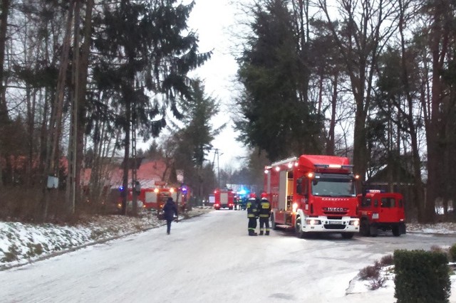 - Budynek, w którym wybuchł pożar to budynek drewniany, ale cztery lata temu był odnawiany. Na zewnątrz była elewacja. Na razie nie wiadomo, co było przyczyną pożaru - powiedział Marcin Betleja.Na miejscu cały czas trwa dogaszanie pożaru. Jest tutaj 50 strażaków z 15 różnych jednostek ratowniczy (OSP i PSP). Jest także policja.