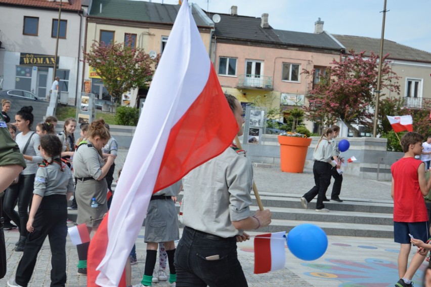 Harcerska akcja na Święto Flagi w Ostrowcu [ZDJĘCIA]