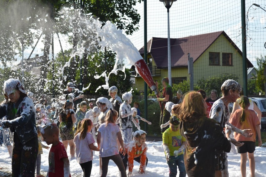 Piknik "Trzy godziny dla rodziny" w Nagłowicach. Świetna zabawa dla całej rodziny i prysznic z piany dla dzieciaków! Zobaczcie zdjęcia