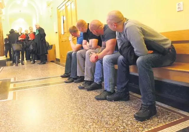 Większość kibiców nie wynajęła obrońców. Na pierwszym planie czterech oskarżonych kibiców Piasta Gliwice.