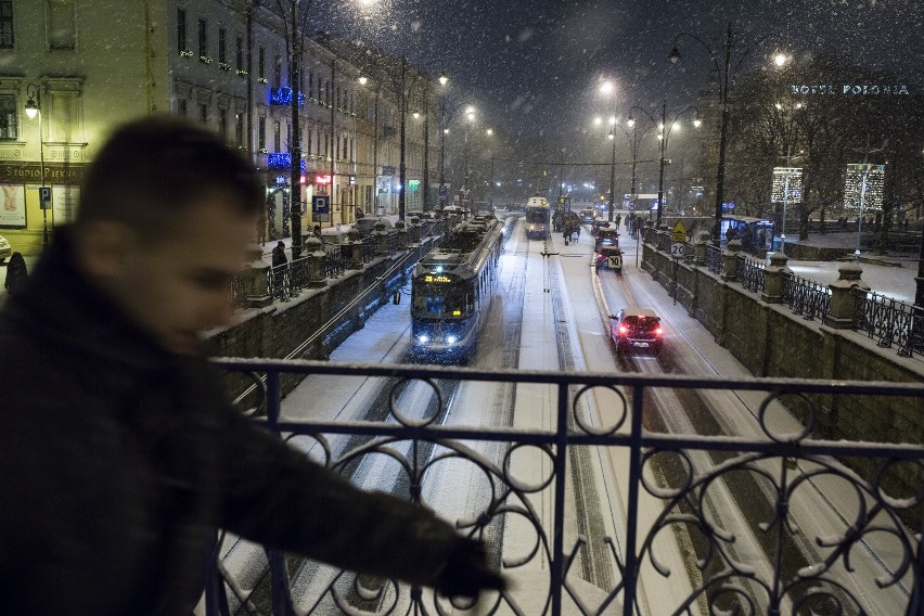 Śnieg sparaliżował Kraków [ZDJĘCIA, WIDEO]