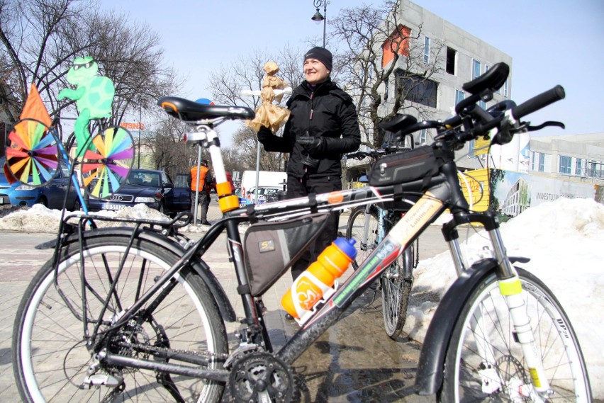 Rowerowe Topienie Marzanny w Lublinie. Rowerzyści przywieźli Marzanny, spalili je i pożegnali zimę (ZDJĘCIA)