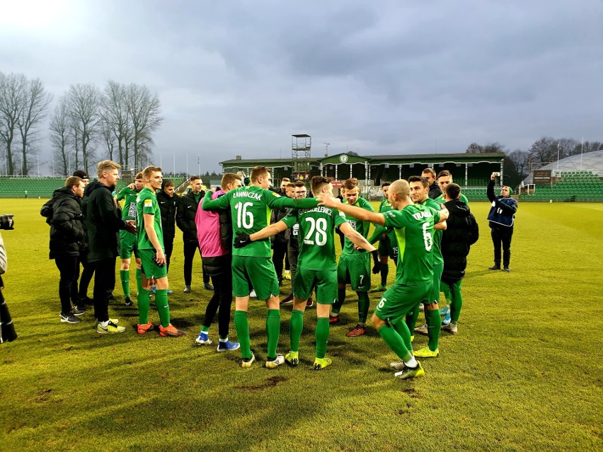 Warta Poznań pokonała Wigry Suwałki 3:0 i zimę spędzi na...