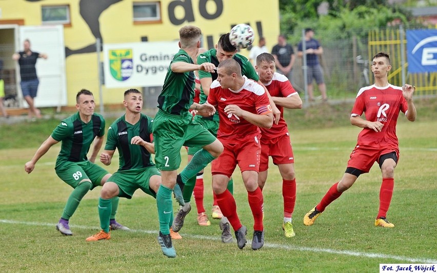 Rasel Dygowo (czerwone stroje) uległ Sokołowi Karlino