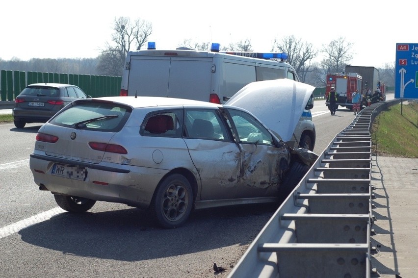 Wypadek na autostradzie A4. Auto osobowe zderzyło się z tirem (ZDJĘCIA)