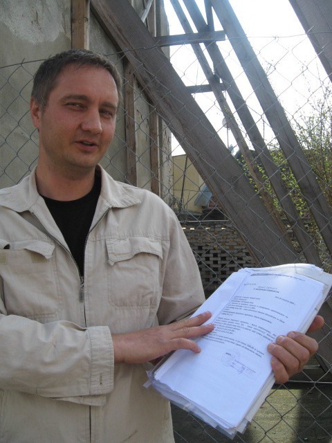 - Mam ekspertyzę, która jest dla nas korzystna - podkreślał Maciej Gołębiowski, który stoi przy ścianie sąsiedniego budynku komunalnego, który trzeba było podeprzeć, bo groził zawaleniem.