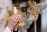 Pierwsza komunia: czy rodzice i chrzestni muszą przystąpić do sakramentu?