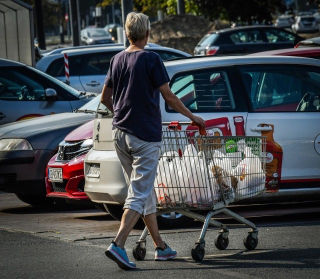 Za każdą foliową torbę już od 1 września naliczana będzie opłata recyklingowa. Za darmo będą „zrywki”.