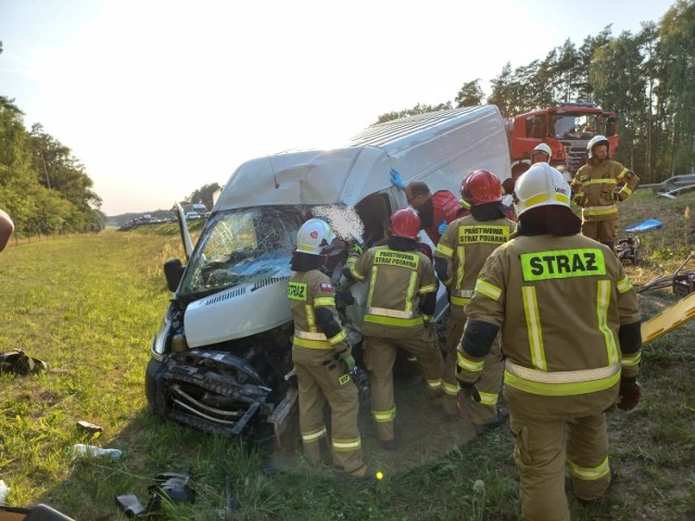 Do poważnego w skutkach wypadku doszło we wtorkowe popołudnie na autostradzie A2 w okolicach węzła w Nowym Tomyślu. W wyniku wypadku kierowca jednego z aut był zakleszczony.