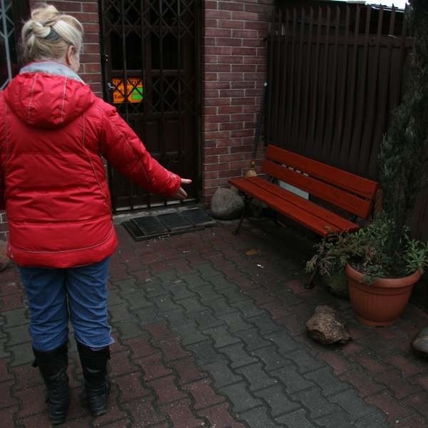 Pani Wanda, mieszkanka ulicy Seminaryjskiej w Kielcach, pokazuje miejsce, w którym bazarowicze się załatwiają.