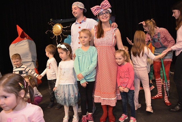 Dzieci za każdym razem dobrze się bawiły podczas Poranków Teatralnych w Kozienickim Domu Kultury.