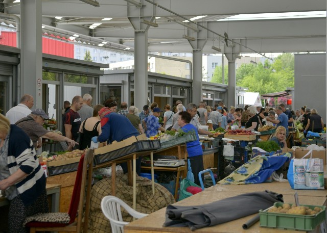 W sobotę 18 czerwca na targowisku Przy Śląskiej w Radomiu nie brakowało klientów.