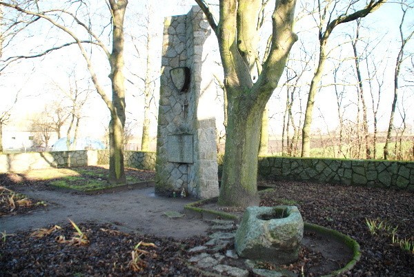 Płowce - symboliczny cmentrarz polskich rycerzy