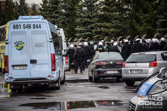 Kibice Tarnovii zajęli plac między płytą boiska głównego na stadionie, a miejskim lodowiskiem. Zrobiło się gorąco.