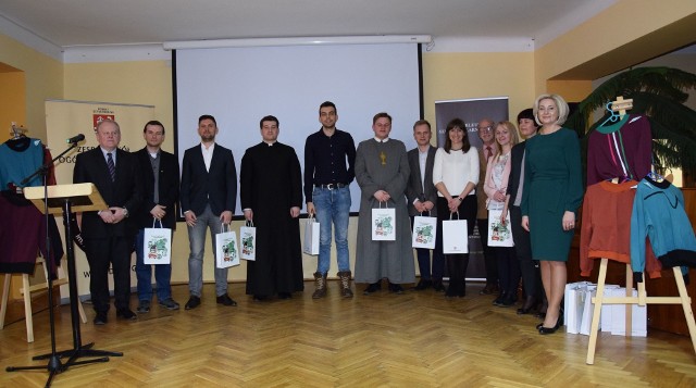 Wyróżnieni opiekunowie i laureaci jubileuszowej sesji "Człowiek i Jego Środowisko" w szydłowieckim liceum.
