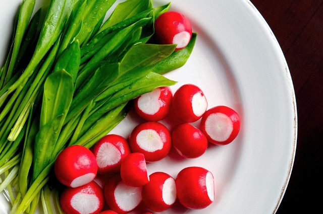Rzodkiewka jest jednym z najpopularniejszych warzyw na polskich stołach. Szczególnie chętnie jemy ją wiosną. Jak rzodkiewki wpływają na nasz organizm? Sprawdziliśmy, jakie wartości odżywcze, witaminy i minerały zawiera to warzywo.PRZEJDŹ DALEJ >>>