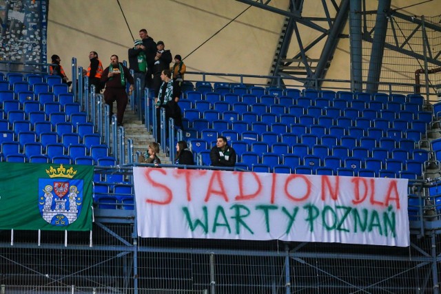 Transparent wywieszony przez kibiców Warty Poznań podczas meczu derbowego Lech Poznań - Warta Poznań na stadionie miejskim przy Bułgarskiej. 8 kwietnia 2023.