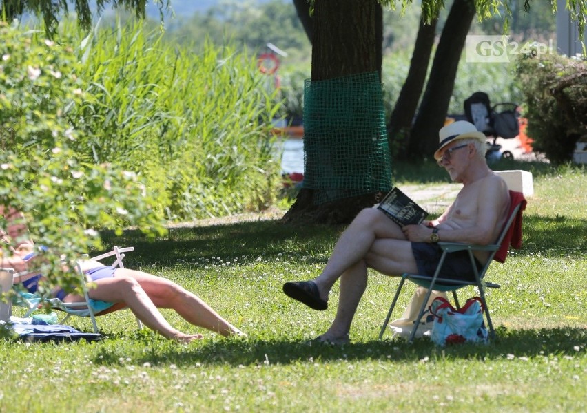 Piękna pogoda i wakacyjny relaks w środku tygodnia na kąpielisku Dziewoklicz w Szczecinie. ZDJĘCIA 16.06.2021