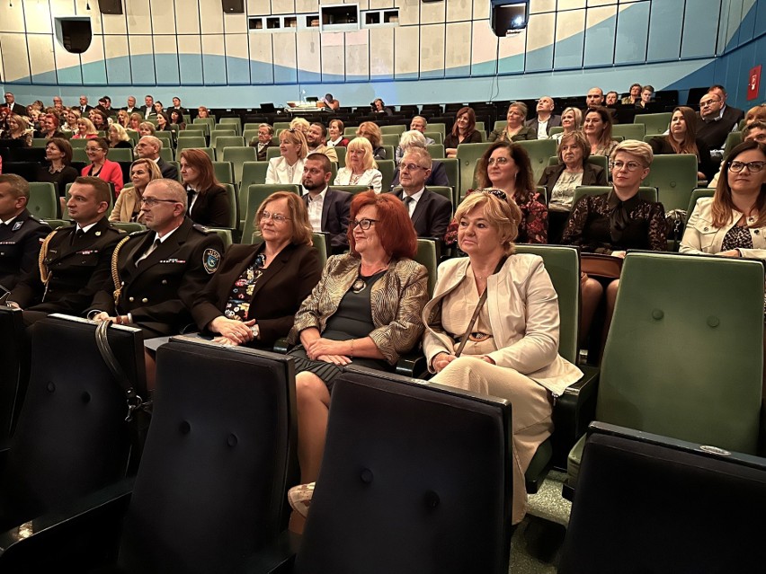 Dzień Nauczyciela 2023 w Tarnobrzegu. Prezydent wręczył akty mianowania i nagrody pieniężne z okazji Dnia Edukacji Narodowej. Zdjęcia i film