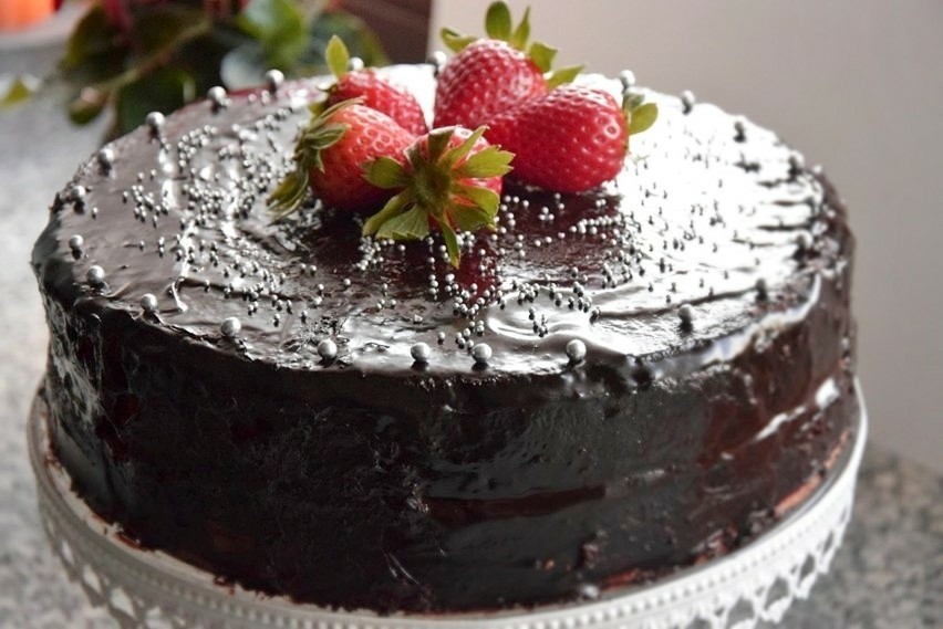 Klasyczny czekoladowy tort to idealny wypiek dla małych i...