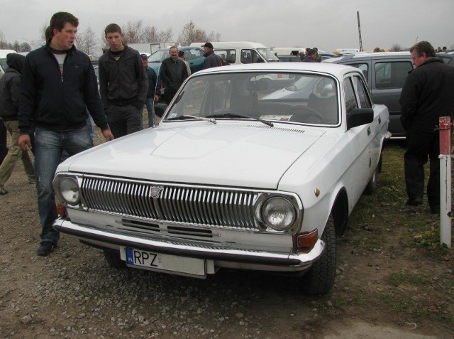 Radziecka wołga była jednym z najbardziej podziwianych pojazdów na dzisiejszej giełdzie samochodowej w Rzeszowie.