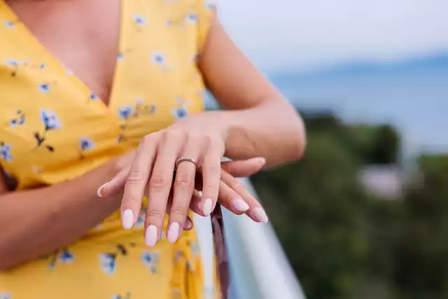 Trendy w paznokciach na lato 2024 zapowiadają się wyjątkowo ekscytująco i oryginalnie! Wybór wśród modnych stylizacji jest tak duży, że z pewnością znajdziesz pomysł na manicure dla siebie.