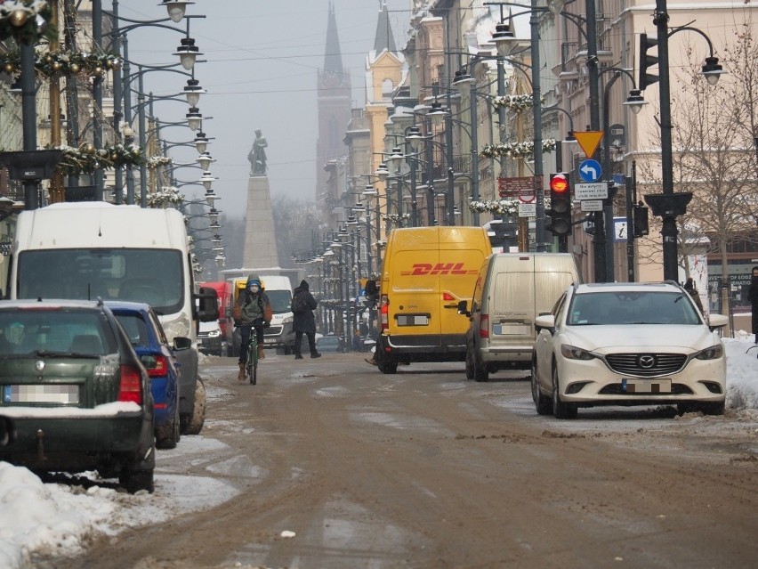 Deptak to nie parking! Identyfikatory dla dostawców jedzenia mają ukrócić dzikie parkowanie na ul. Piotrkowskiej 