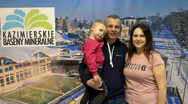 Michał Bucki z żoną i córeczką podczas tegorocznego 24-Godzinnego Maratonu Pływackiego w Kazimierzy Wielkiej. Więcej na kolejnych zdjęciach