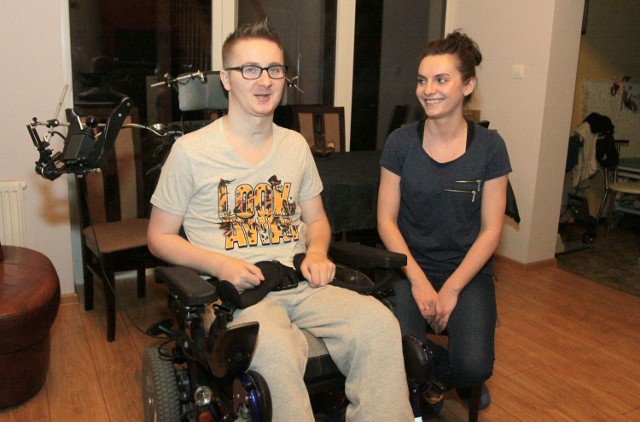 Artur Wachowicz porusza się na elektrycznym wózku sterowanym za pomocą brody. Artur i  Ania mają wiele wspólnych planów. W sierpniu 2016 roku planują ślub.