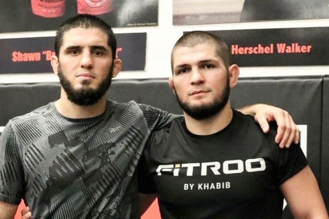 Islam Machaczew i Chabib Nurmagomiedow – dwaj dagestańscy bojownicy, aktualny i były mistrz świata wagi lekkiej UFC