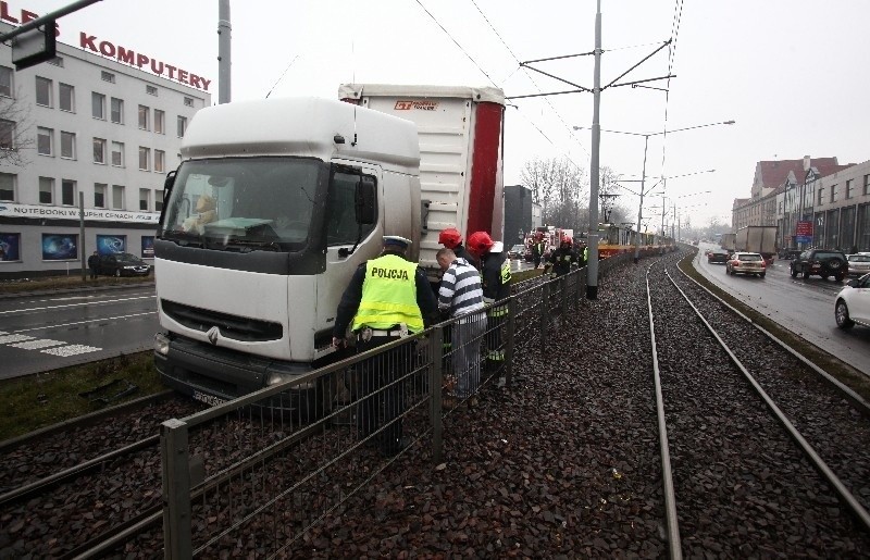 Wypadek na ul. Kopcińskiego. Tir wpadł na tory tramwajowe [ZDJĘCIA, FILM]