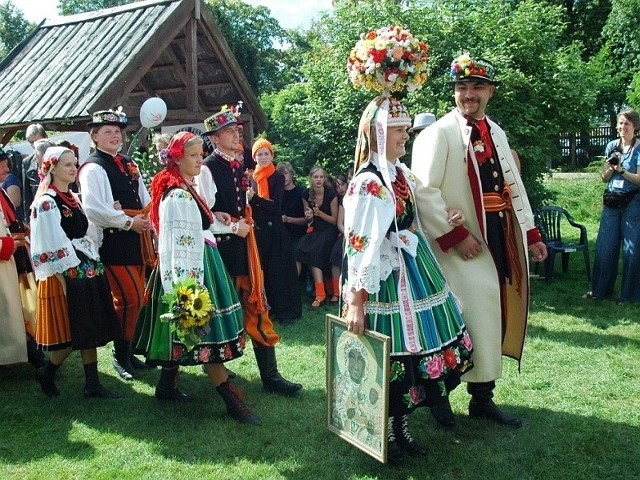 Stroje na takie ludowe śluby szyje się na miarę, czasem nawet ze starych oryginalnych tkanin. Po ceremonii trafiają do muzealnych zbiorów w Szreniawie.