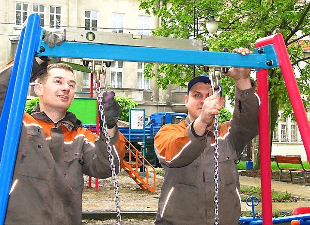 Krzysztof Kurniewicz (od lewej) i Michał Kościelski, z toruńskiego Zakładu Usług Ślusarsko-Spawalniczych zamontowali bujaczki 