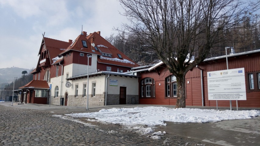 Zmodernizowany dworzec Szklarska Poręba Górna.